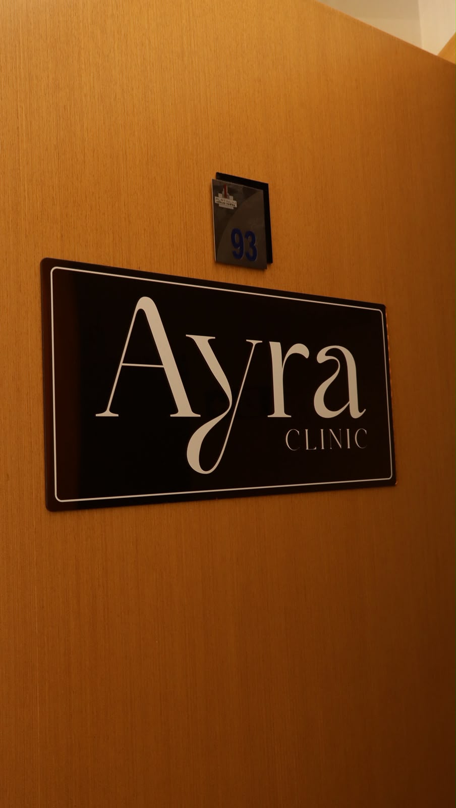 Porta da Ayra Clinic com o logo, na Sala 93